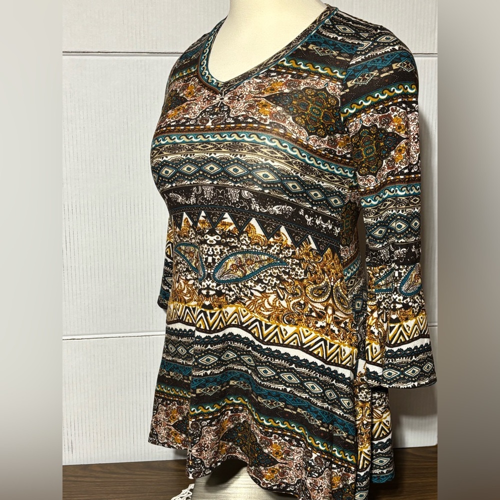 No name women’s top. No tags. 32” L in middle 19” p2p is a size large